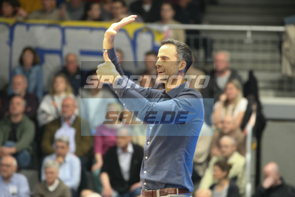 Phoenix Hagen - Walter Tigers Tübingen | Hagens Trainer Chris Harris - © Sportfoto-Sale (MK) - Realisiert mit Pictrs.com