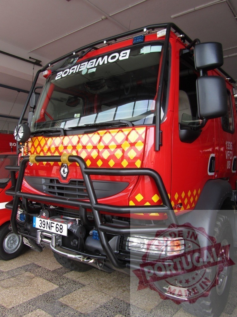 Bombeiros Renault fire truck parked inside station | Large red Bombeiros truck with protective grill parked in a garage - Realisiert mit Pictrs.com