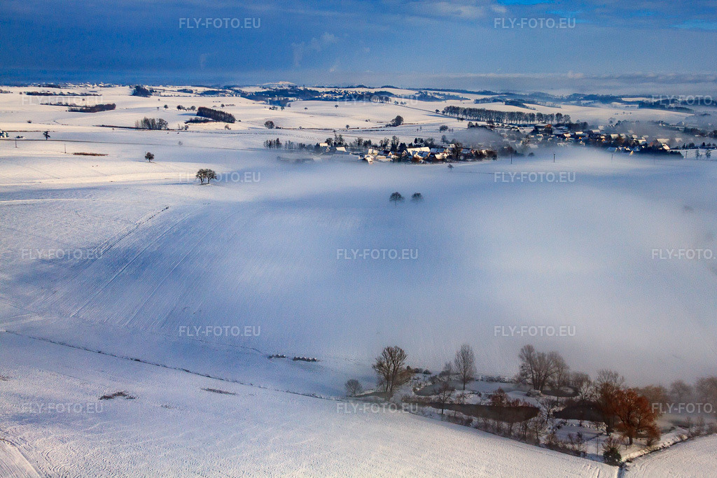 Vue aérienne: Champs enneigés en hiver à Eberbach-Seltz dans le département Bas Rhin, France – .Photo: IMG_36215.jpg prise le 02/01/2011 par Werner Riehm/FLY-FOTO.eu – Résolution de l'original: 4752 x 3168 px