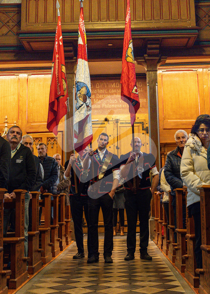 SKE100J_4591 | Die Schwinger des Schwyzer Kantonalen Schwingerverbandes: Fotos, die Dynamik und Leidenschaft festhalten, sowie emotionale Momente aus dem traditionellen Schwingsport zeigen. - Realisiert mit Pictrs.com