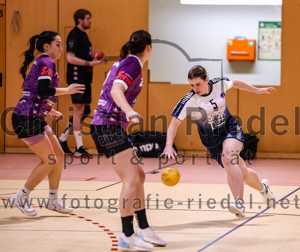 2024-11-24_060_SpVgg_Altenerding_gegen_HC_Donau-Paar_II | Erding, Deutschland, 24.11.2024:Handball, Bezirksoberliga Frauen Altbayern 2024 / 2024, 6. Spieltag, SpVgg Altenerding gegen HC Donau/Paar II, Endergebnis: 24:24Michelle Gruber (SpVgg Altenerding, #7), Janina Konrad (SpVgg Altenerding, #2), Patricia Ceka (HC Donau/Paar, #5)Foto: Christian Riedel / fotografie-riedel.net
