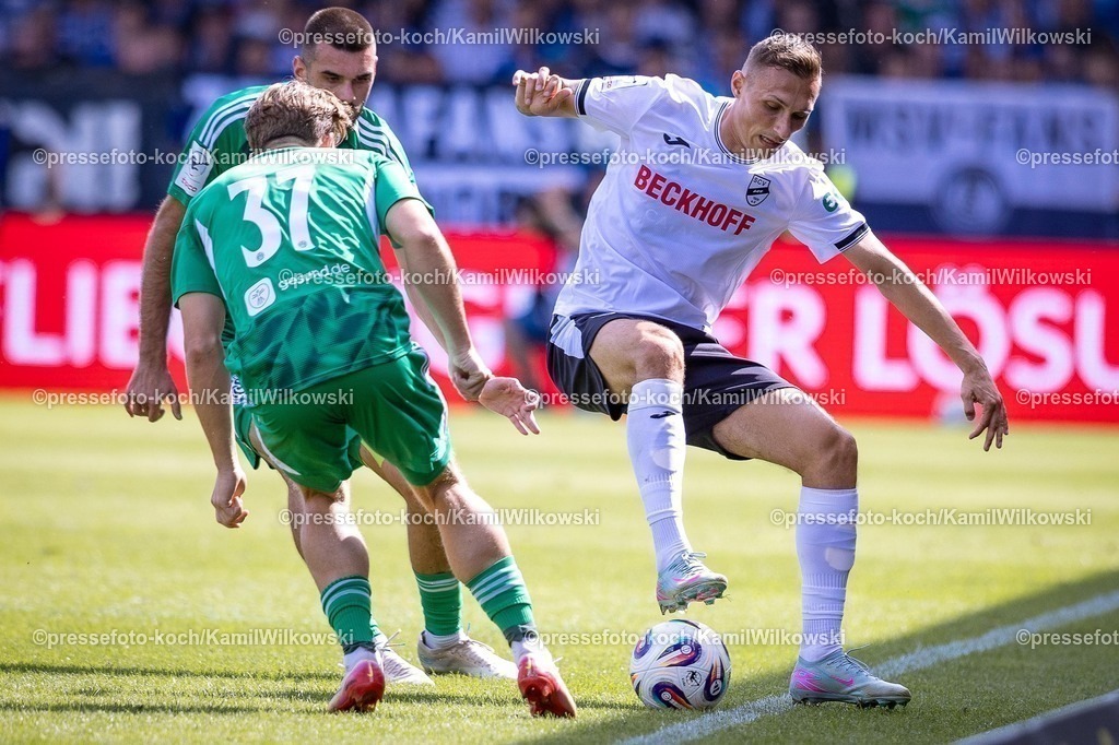 xKWIx30082502015 | 30.08.2025, xkwix, Fußball, Liga3, SC Verl - MSV Duisburg, Sportclub Arena: Dominik Steczyk (SC Verl #11) im Zweikampf gegen Patrick Sussek (MSV Duisburg #37)