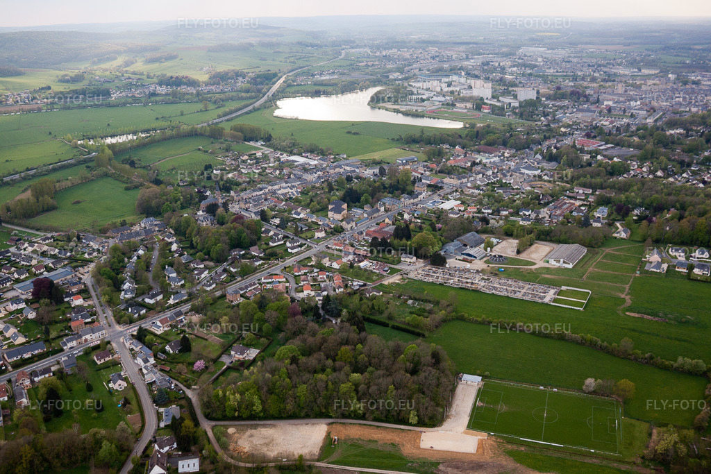 Vue aérienne: Vue de la ville à Balan dans le département Ardennes, France. Photo: IMG_39833.jpg prise le 16/04/2011 par Werner Riehm/FLY-FOTO.eu – Résolution de l'original: 4572 x 3048 px