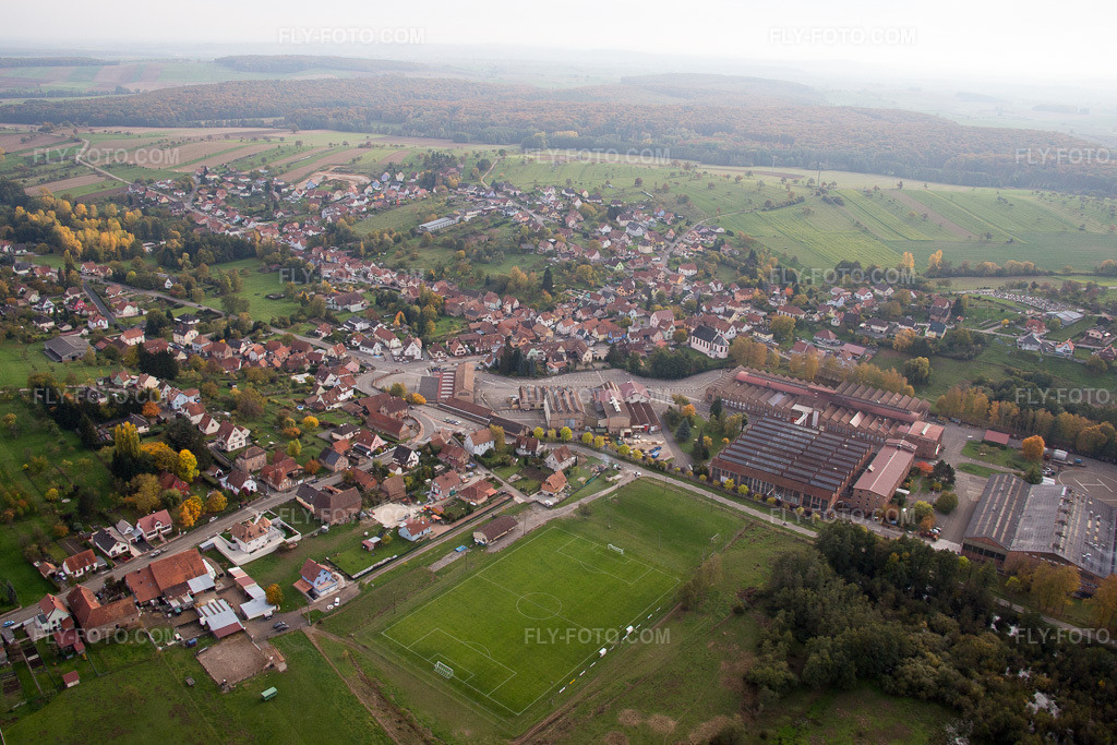 Aerial view: View of the town in Zinswiller in the state Bas-Rhin, France.Photo: IMG_084788.jpg taken on 10/24/2015 by Werner Riehm/FLY-FOTO.comResolution of the original: 5472 x 3648 px