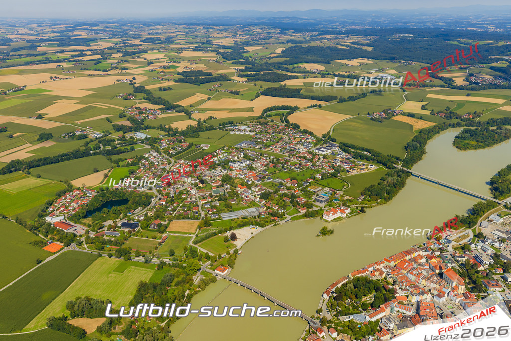 Luftaufnahme der Stadt Neuhaus am Inn - Die Luftaufnahme wurde 2025 vom UL-Flugzeug heraus erstellt ( keine Drohne ) - Hochauflösende Luftaufnahme - für professionelle Ausdrucke geeignet. Die Geschenkidee !Mit Lizenz und Bildrechte bestellbar
