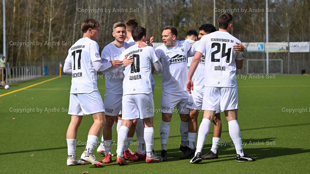 TSV Klausdorf (schwarz) vs Eckernförder SV (weiss) | Jubel über das 0-1 durch David Wagner (ESV #10) beim Eckernförder SV / Fußball-Landesliga Schleswig Männer 2025/2026 / TSV Klausdorf (schwarz) vs Eckernförder SV (weiss) / Kunstrasenplatz Klausdorf / Schwentinental / 04.04.26 - Realisiert mit Pictrs.com