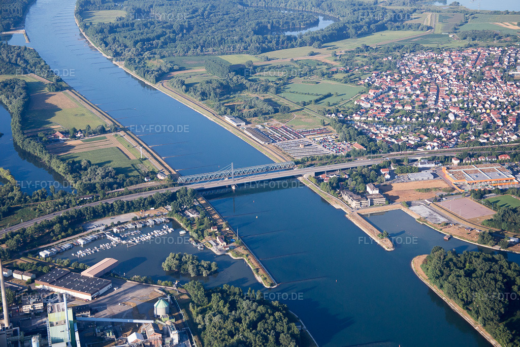 Luftbild: Rheinbrücken Maxau aus Norden mit Motorbootclub Karlsruhe e.V. und Hafen Maximiliansau im Ortsteil Knielingen in Karlsruhe im Bundesland Baden-Württemberg in Deutschland. Foto: IMG_083855.jpg vom 26.07.2015 durch Werner Riehm/FLY-FOTO.deMBC Karlsruhe