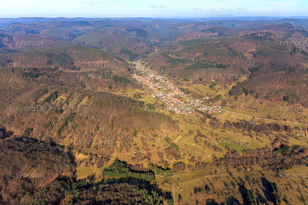 Luftbild: Ortsansicht im Pfälzerwald aus Süden in Eußerthal im Bundesland Rheinland-Pfalz in Deutschland. Foto: IMG_097010.jpg vom 25.02.2017 durch Werner Riehm/FLY-FOTO.de