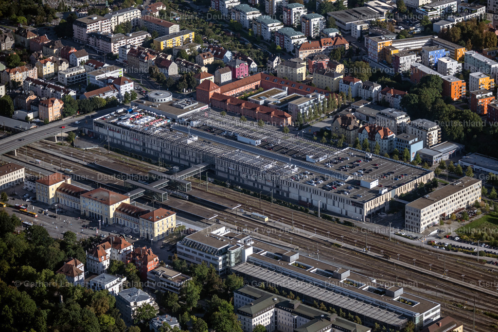 4050932 | REGENSBURG 03.09.2021 Gleisverlauf und Gebäude des Hauptbahnhofes der Deutschen Bahn im Ortsteil Galgenberg in Regensburg im Bundesland Bayern, Deutschland. Weiterführende Informationen bei: DB Netz AG,  DB Station &amp; Service AG,  Deutsche Bahn AG,  ECE Projektmanagement G.m.b.H &amp; Co. KG. // Track progress and building of the main station of the railway in the district Galgenberg in Regensburg in the state Bavaria, Germany. Further information at: DB Netz AG,  DB Station &amp; Service AG,  Deutsche Bahn AG,  ECE Projektmanagement G.m.b.H &amp; Co. KG. Foto: Gerhard Launer