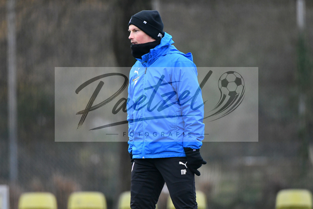 20200226_TRAOSN_0101 | Fussball, Herren: Co-Trainer Merlin Polzin (VfL Osnabrueck) schaut waehrend der Trainingseinheit des VfL Osnabrueck im Sportpark Illoshoehe am 26.02.2020 in Osnabrueck, Deutschland. - Realisiert mit Pictrs.com