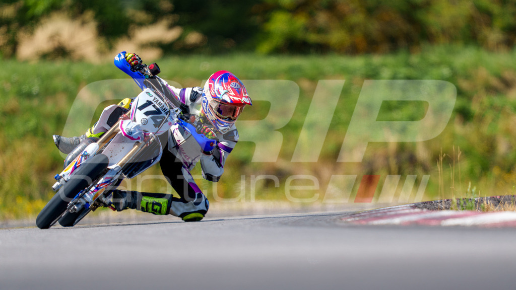 SuperMoto_Staatsmeisterschaft_Fuglau-natural-543 | GRIPcapture steht für authentische Sportfotografie in Österreich – für Momente, die mehr sind als Geschwindigkeit oder Ergebnis. Es geht um Emotion, Spannung, Fokus und den Augenblick, der oft nur einen Wimpernschlag dauert.Ob Motorsport, Teamsport oder 