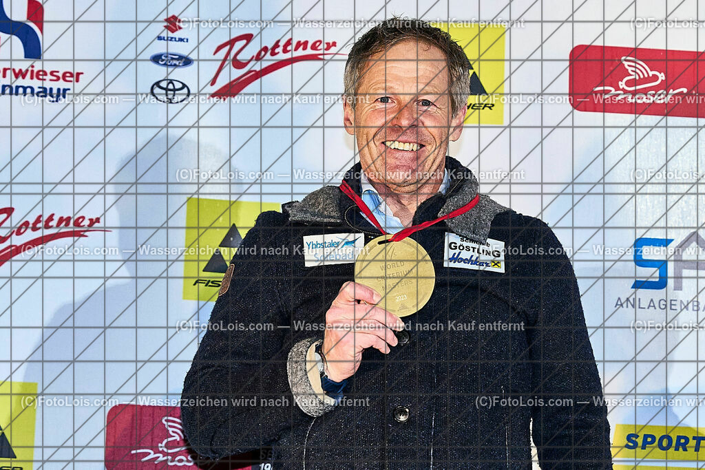 ALP2430_FMC-SL_Kat-A_Siegerehrung | (C)FotoLois.com, Alois Spandl, World Criterium Masters Ski Alpin 2023 Hochkar, WellcomeFeier mit Siegerehrungen Slalom A + GiantSlalom C, Mo 20. März 2023.
