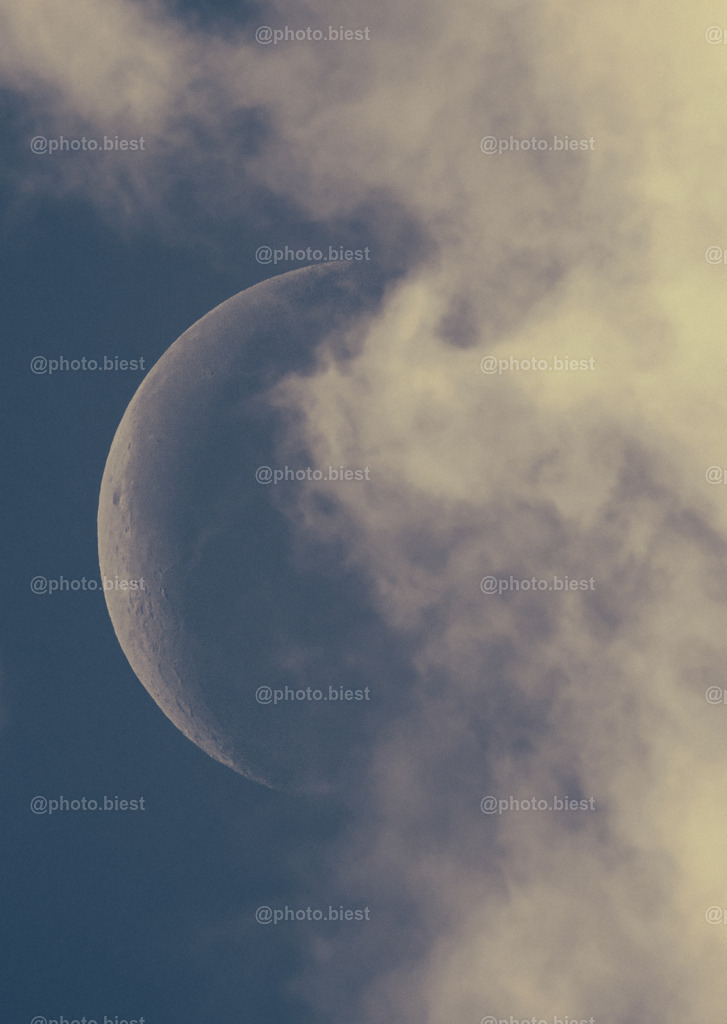 Ein Hauch von Nichts | Der Mond hinter zarten Wolken. - Realisiert mit Pictrs.com