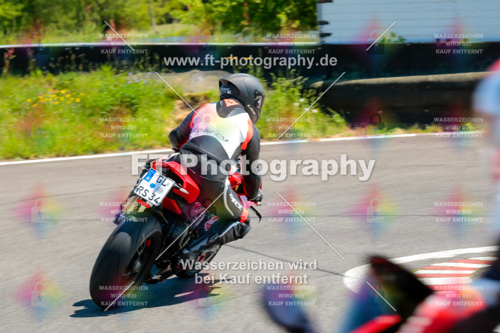 Moto-TeamOBK-21870 | Hier findet Ihr Bilder von Touristenfahrten auf der Nürburgring Nordschleife oder von anderen Veranstaltungen die ich besucht habe. Viel Spass beim Durch Schauen 