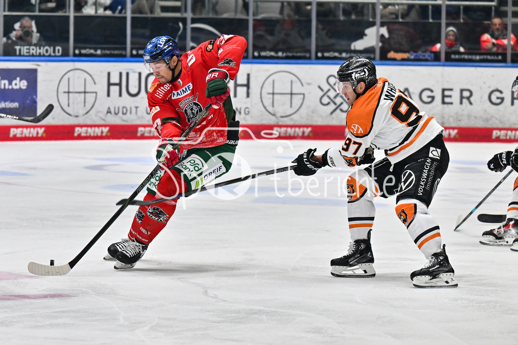 Augsburger Panther - Grizzlys Wolfsburg | im Duell Madison BOWEY (Augsburger Panther 22) und Matt WHITE (Grizzlys Wolfsburg 97) / Zweikampf / DEL: Augsburger Panther - Grizzlys Wolfsburg; Curt Frenzel Stadion am 10.10.2025