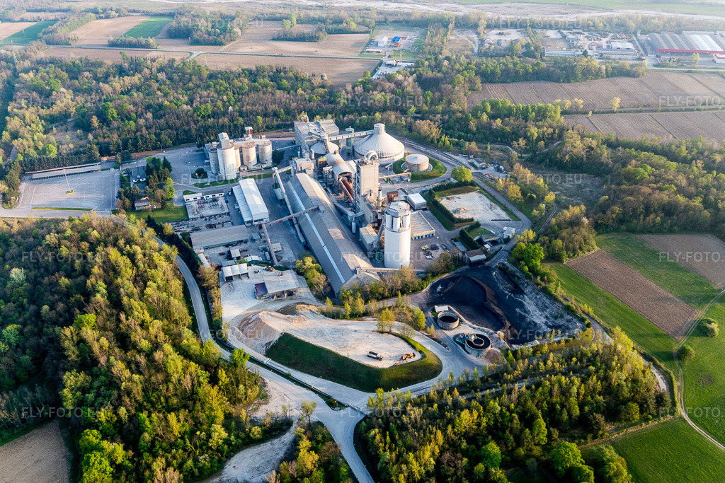 Vue aérienne: Usine de mélange de béton et de matériaux de construction Cementizillo Spa dans Zona Industriale Pedris à le quartier Zona Industriale Pedris in Fanna dans le département Pordenone, Italie. Photo: IMG_098938.jpg prise le 08/04/2017 par Werner Riehm/FLY-FOTO.eu – Résolution de l'original: 5336 x 3557 px