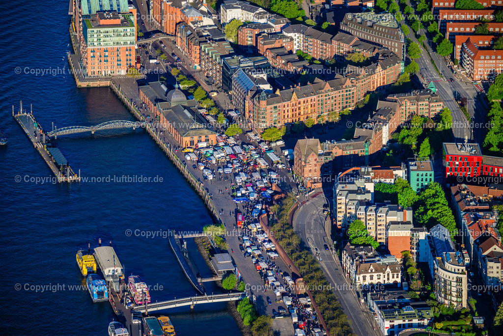 Hamburg_Altona_Fischmarkt_Fischauktionshalle_ELS_0937270425 | HAMBURG 27.04.2025 Besucher und Marktbeschicker St. Pauli Fischmarkt im Ortsteil Altonaer Fischmarkt in Hamburg, Deutschland. Weiterführende Informationen bei: Hafen Hamburg Marketing e.V. (HHM),  hamburg.de GmbH & Co. KG. // Visitors and market patrons at the St. Pauli fish market in the Altonaer Fischmarkt district in Hamburg, Germany. Further information at: Hafen Hamburg Marketing e.V. (HHM),  hamburg.de GmbH & Co. KG. Foto: Martin Elsen