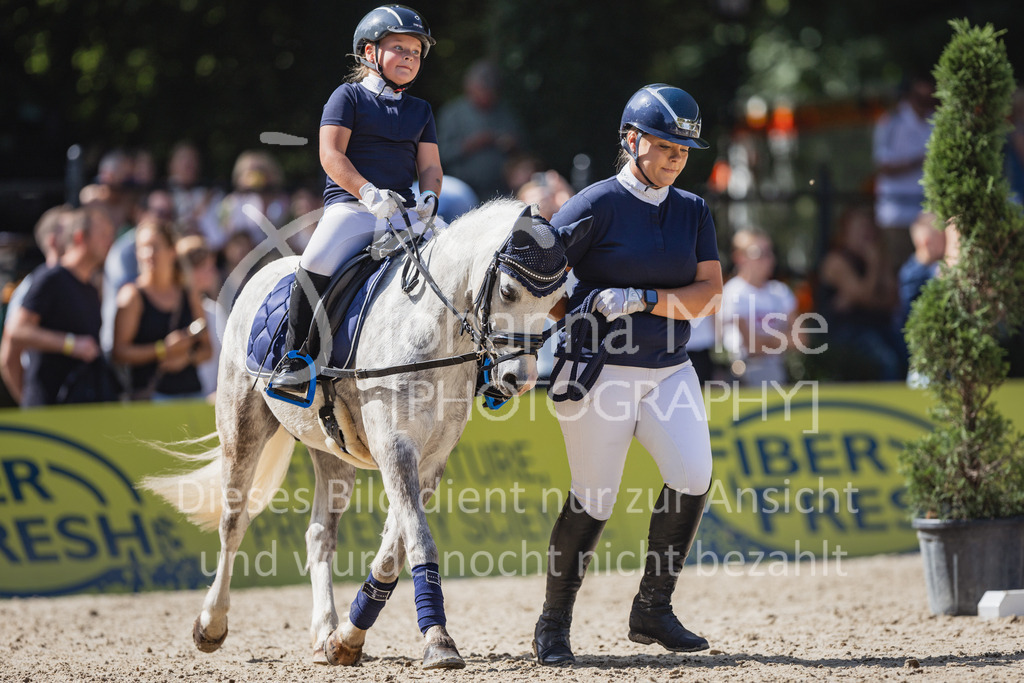 230910_OWLCh_Führzügel-130 | Deine schönsten Turniermomente als professionelle Fotos! Entdecke hochwertige Pferdesport-Fotografie im Online-Shop. Jetzt Fotos finden & bestellen!