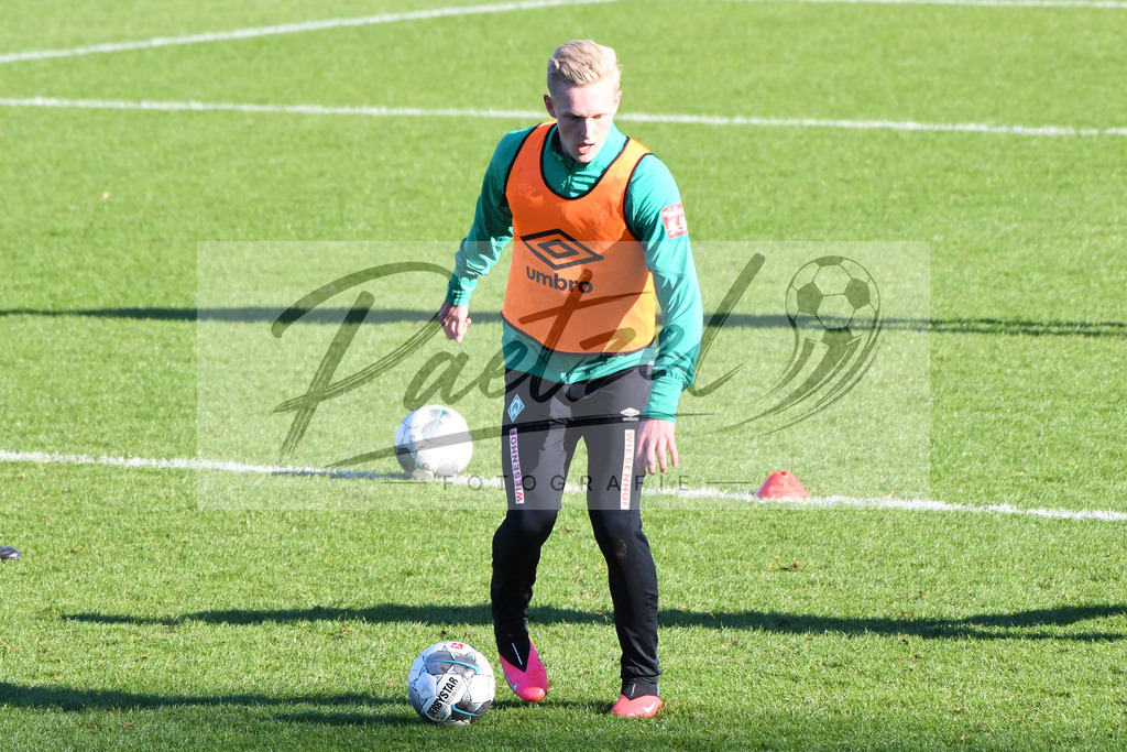 20200205_TRASVW_0074 | Fußball, Herren: Julian Rickmann (SV Werder Bremen II) in Aktion, am Ball, Einzelaktion waehrend der Trainingseinheit des SV Werder Bremen im Wohninvest Weserstadion am 05.02.2020 in Bremen, Deutschland. - Realisiert mit Pictrs.com