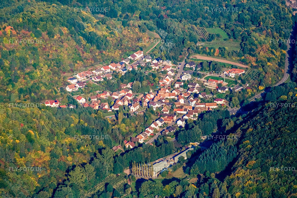 Ort im Tal des Kaiserbach | Luftbild: Ort im Tal des Kaiserbach in Waldhambach im Bundesland Rheinland-Pfalz in Deutschland. Foto: IMG_13671.jpg vom 28.09.2008 durch Werner Riehm/FLY-FOTO.de - Realisiert mit Pictrs.com
