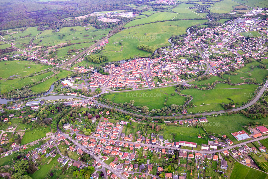 Aerial view: Confluence of the Albe and Saar rivers in Sarralbe in the state Moselle, France. – Photo: IMG_140516.jpg taken on 04/30/2024 by Werner Riehm/FLY-FOTO.com – Resolution of the original: 5295 x 3530 px