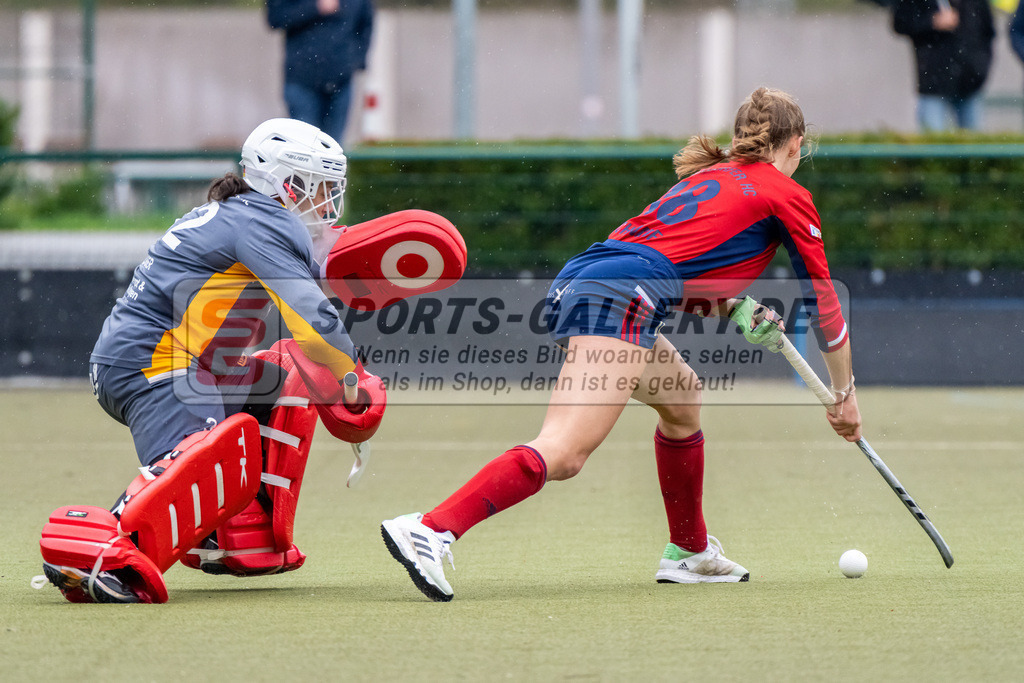 HK_20230401_106665 | 1. Bundesliga Damen Düsseldorfer HC - Harvestehuder THC  am 1.4.2023 DHC Düsseldorf, Düsseldorf , Sophia Schwabe ( Düsseldorfer HC #18 ) , Krüger Rosa Torfrau ( Harvestehuder THC #32 )