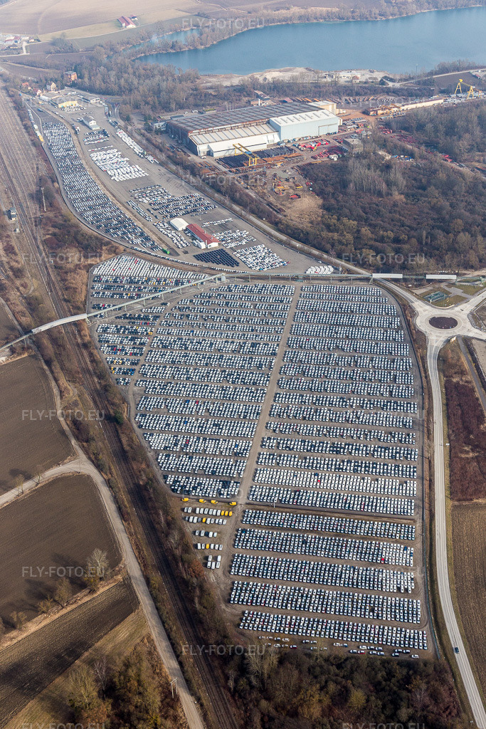 Vue aérienne: Des rangées interminables de véhicules dans l'entrepôt des douanes pour l'importation de voitures particulières en provenance du Pays de Galles à Lauterbourg dans le département Bas Rhin, France.Photo: IMG_096934.jpg prise le 19/02/2017 par Werner Riehm/FLY-FOTO.euRésolution de l'original: 3648 x 5472 px
