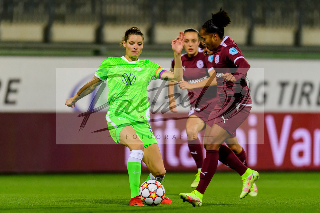 WOBSER20211013_036 | Fussball, Frauen: Dominique Janssen (VfL Wolfsburg) und Jade Boho (Servette FCCF) im Zweikampf beim Spiel der UEFA Women´s Champions League zwischen VfL Wolfsburg und Servette FC im AOK-Stadion am 13.10.2021 in Wolfsburg, Deutschland. - Realisiert mit Pictrs.com