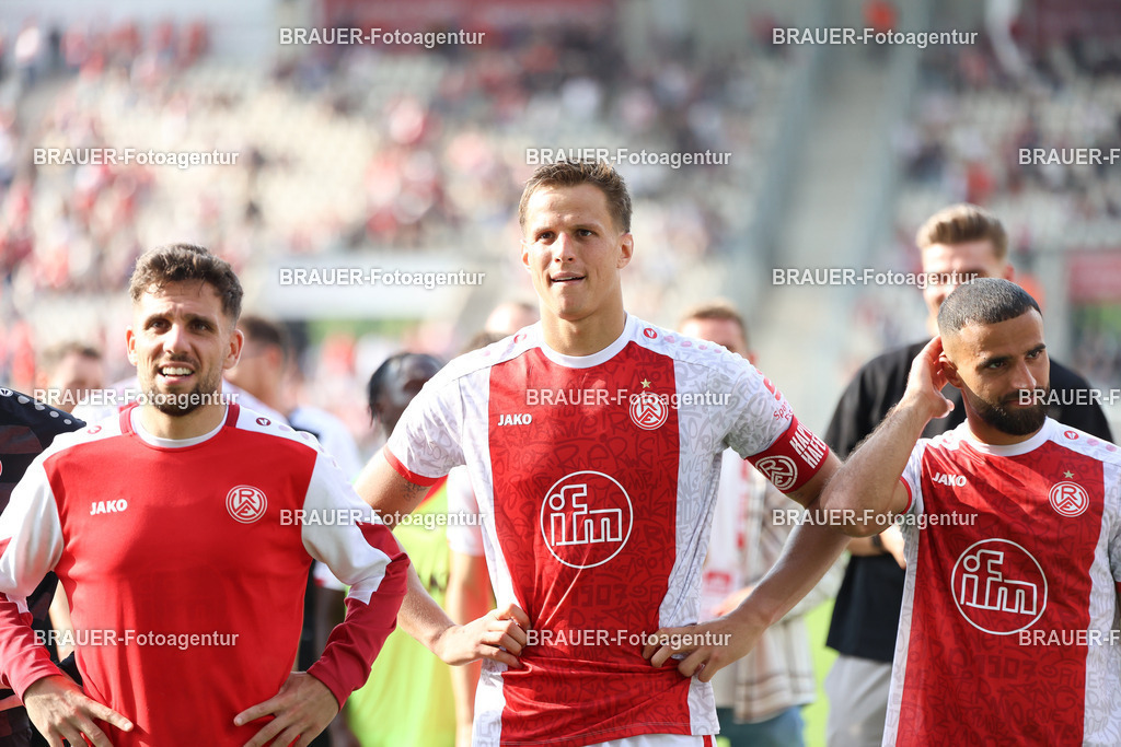 Rot-Weiss Essen - Hansa Rostock | Essen, Deutschland, 20.09.2025 Ahmet Arslan  (Rot-Weiss Essen) und Michael Schultz  (Rot-Weiss Essen) schauen während des 3.Liga Spiels zwischen  Rot-Weiss Essen und Hansa Rostock am 20.09.2025 im Stadion an der Hafenstraße in Essen. (Foto von Timo Bluhmki-Schmidt/Brauer Fotoagentur