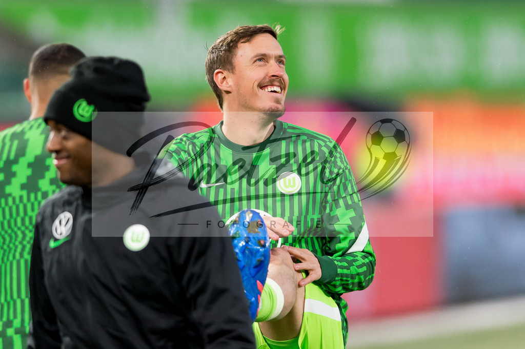 WOBFUE20220206_002 | Fussball, Herren: Max Kruse (VfL Wolfsburg) schaut bei dem Spiel der 1. Bundesliga zwischen VfL Wolfsburg und SpVgg Greuther Fuerth in der Volkswagen Arena am 06.02.2022 in Wolfsburg, Deutschland.DFB / DFL REGULATIONS PROHIBIT ANY USE OF PHOTOGRAPHS AS IMAGE SEQUENCES AND/OR QUASI-VIDEO. - Realisiert mit Pictrs.com