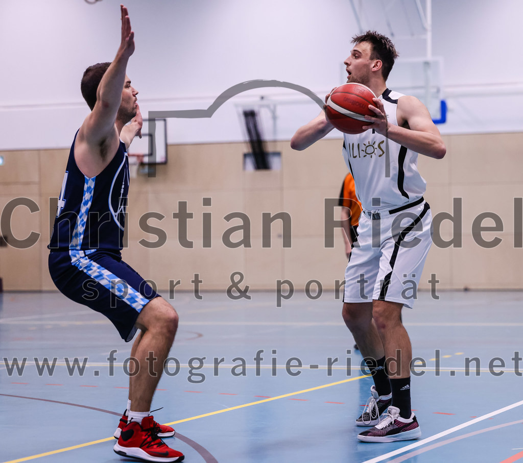 2022-04-03_016_TSV_Vaterstetten_gegen_SV_Weissblau-Allianz_Muenchen | Vaterstetten, Deutschland, 03.04.2022:
Basketball, Bezirksoberliga Herren 2021 / 2022, 14. Spieltag, TSV Vaterstetten gegen SV Weißblau-Allianz München, Endergebnis: 86:54

Christian Metzner (SV Weißblau-Allianz München, #14), Konstantin Huber (TSV Vaterstetten, #13)

Foto: Christian Riedel / fotografie-riedel.net