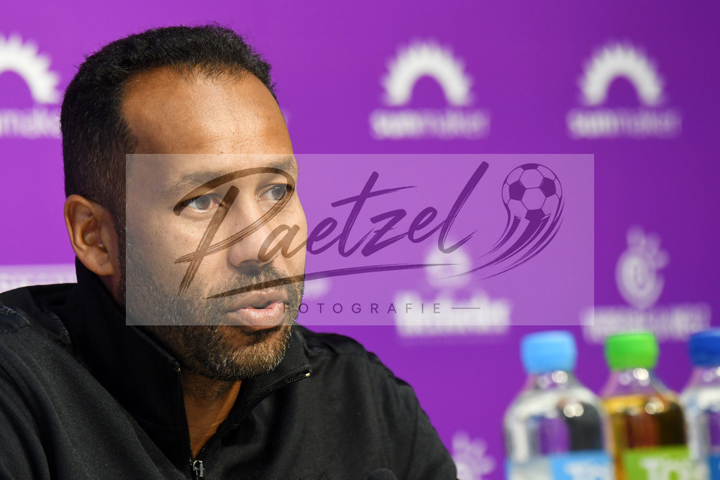 20200206_PKOSNA_0008 | Fußball, Herren: Trainer Daniel Thioune (VfL Osnabrueck) schaut waehrend der Pressekonferenz des VfL Osnabrueck im Stadion an der Bremer Bruecke am 06.02.2020 in Osnabrueck, Deutschland. - Realisiert mit Pictrs.com