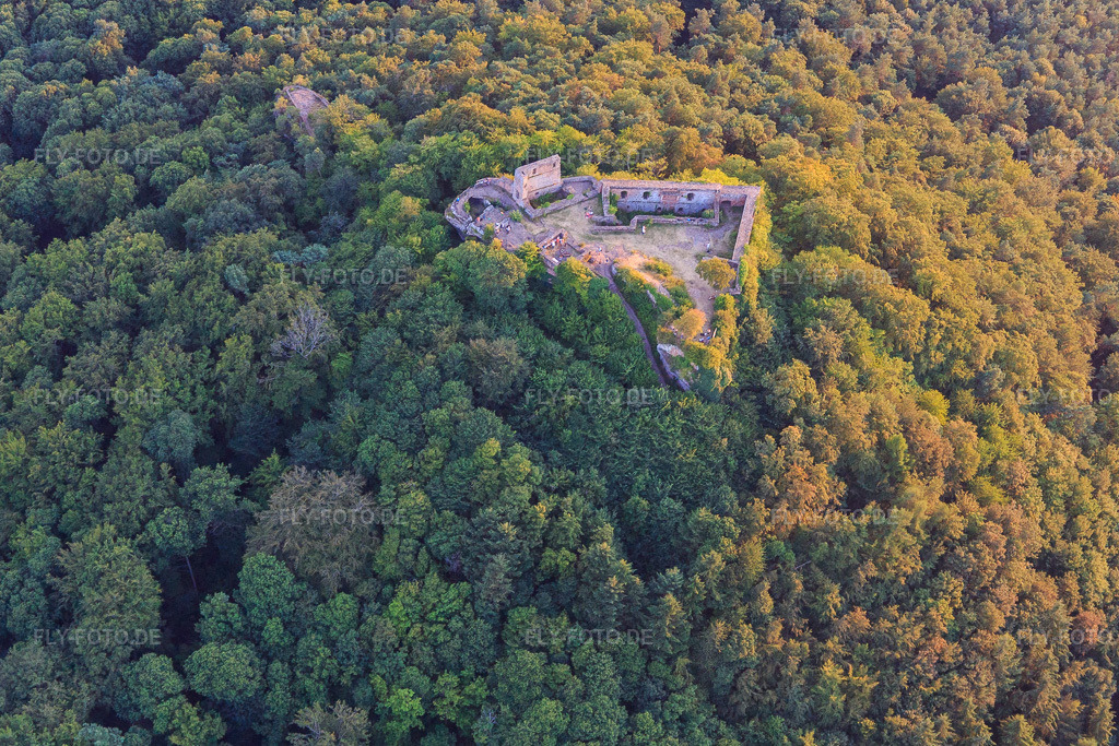 Luftbild: Burgruine Lindelbrunn in Vorderweidenthal im Bundesland Rheinland-Pfalz in Deutschland. Foto: IMG_109263.jpg vom 27.07.2018 durch Werner Riehm/FLY-FOTO.deBurgruine Lindelbrunn bei Vorderweidenthal | Pfalz.de