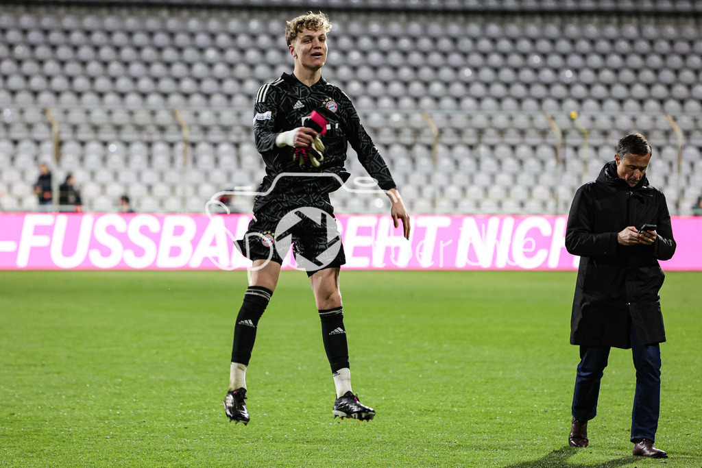 FC Bayern Amateure - FC Augsburg II | Keeper Johannes SCHENK(FCB #18) freut sich nach der Partie / Einzelfoto / Freisteller