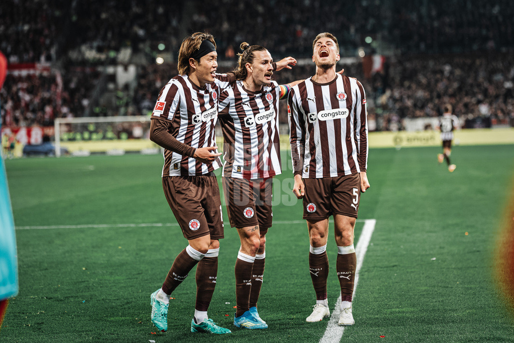 Fußball | Männer | Saison 2025/2026  | Fußball-Bundesliga | 30. Spieltag | FC St. Pauli vs. 1. FC Köln | 17.04.2026 | Jubel bei St. Pauli v.l. Tomoya Ando (#15, FC St. Pauli), Jackson Irvine (#7, FC St. Pauli) und Hauke Wahl (#5, FC St. Pauli)