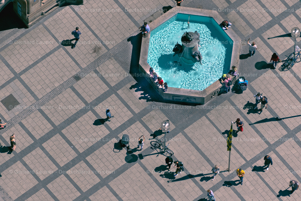 4031159 | MüNCHEN 12.06.2020 Sehenswürdigkeit und Tourismus- Attraktion des Geschichts- Denkmal " Fischbrunnen " auf dem Marienplatz im Stadtteil Altstadt in München im Bundesland Bayern, Deutschland. // Landmark and tourist attraction of the historical monument "Fischbrunnen" on Marienplatz in the district Altstadt in Munich in the state Bavaria, Germany. Foto: Gerhard Launer