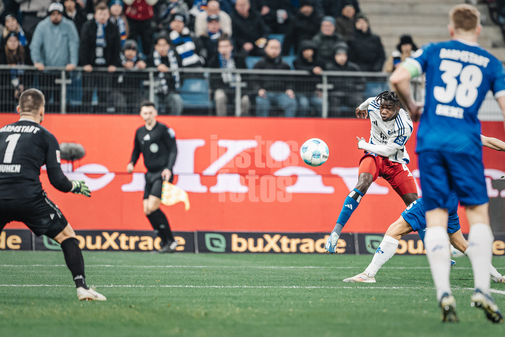 Fußball | Männer | Saison 2024/2025 | 2. Fußball-Bundesliga | 15. Spieltag | Hamburger SV vs. SV Darmstadt 98 | 08.12.2024 | Fabio Balde (#45, HSV) beim Schuss aufs Tor