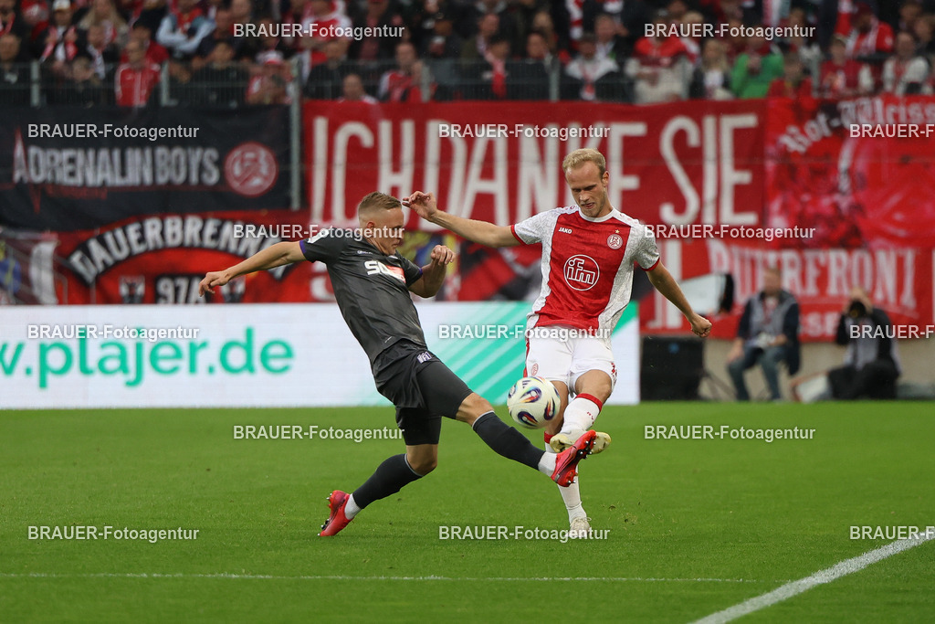 Rot-Weiss Essen - VFL Osnabrück | Essen, Deutschland, 17.09.2025 Kai Pröger (VFL Osnabrück) und Lucas Brumme  (Rot-Weiss Essen) im Kampf um den Ballwährend des 3.Liga Spiels zwischen  Rot-Weiss Essen und VFL Osnabrück am 17.09.2025 im Stadion an der Hafenstraße in Essen. (Foto von Timo Bluhmki-Schmidt/Brauer Fotoagentur