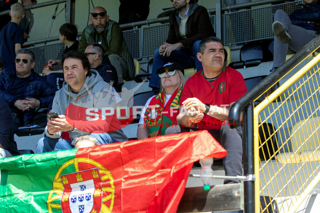 Portugal  U15 -Czech Republic U15 | Fans ; Portugal  U15 -Czech Republic U15 am 29.04.2022 in Arnoldstein
(Sportplatz), AUSTRIA, (Photo by Ernst Krawagner sport-fan.at) - Realisiert mit Pictrs.com
