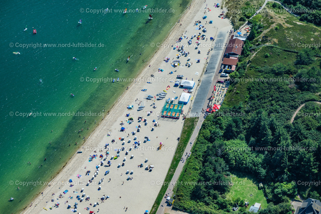 Sylt_Hörnum_Strand_Wassersport_Surfschule_ELS_59211308925 | HöRNUM (SYLT) 13.08.2025 Strand- Restaurant mit Freiluft- Terrasse und Freizeitanlagen in Hörnum (Sylt) im Bundesland Schleswig-Holstein, Deutschland. Nördlich vom Restaurant " Südkap " bietet das " Sylter Freizeit Team " Trampolin und " Pit-Pat Anlage " - die auch als " Hindernis - Billard " bekannt ist. // Beach restaurant and leisure facilities in Hoernum (Sylt) in the state Schleswig-Holstein, Germany. Foto: Martin Elsen