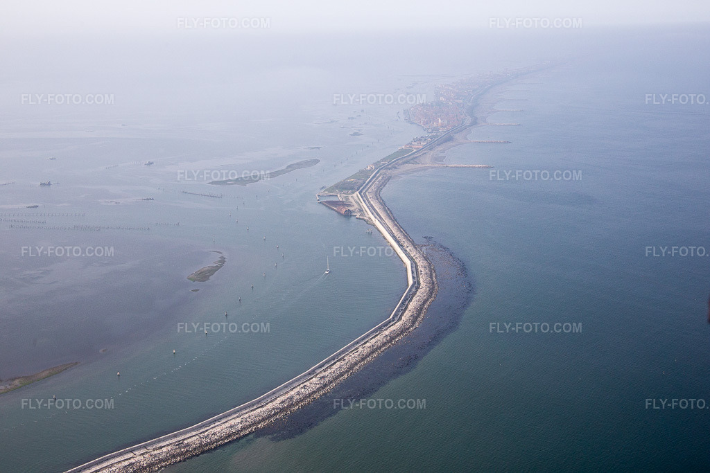Aerial view: Sottomarina in Faro in the state Veneto, Italy. – Photo: IMG_087427.jpg taken on 04/06/2016 by Werner Riehm/FLY-FOTO.com – Resolution of the original: 5472 x 3648 px