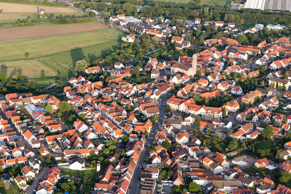 Luftbild: Sankt Leo der Große Kirche im Ortsteil Sankt Leon in St. Leon-Rot im Bundesland Baden-Württemberg in Deutschland. Foto: IMG_102508.jpg vom 24.08.2017 durch Werner Riehm/FLY-FOTO.de