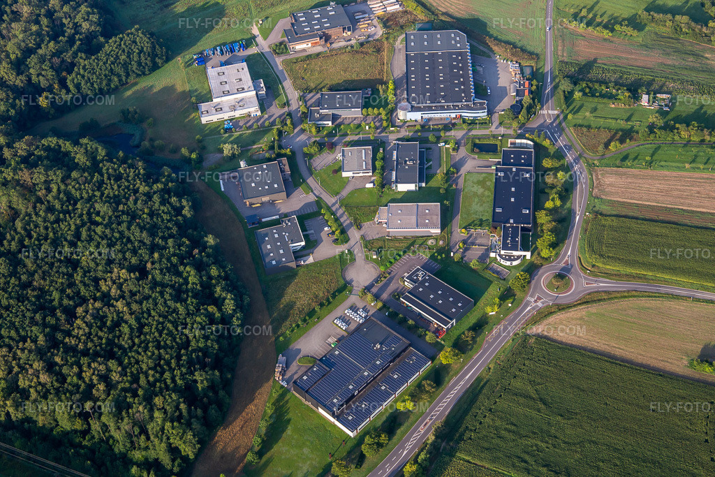 Aerial view: Rue du Tabac industrial park in Eschbach in the state Bas-Rhin, France. – Photo: IMG_138083.jpg taken on 08/19/2023 by Werner Riehm/FLY-FOTO.com – Resolution of the original: 5472 x 3648 px