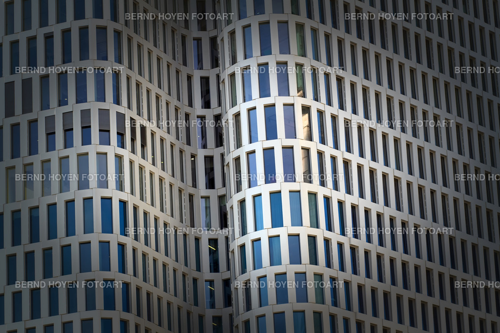 glassy view | Foto einer modernen Glasfassade (Motel One / Upper-West) in Berlin, Deutschland. | Photo of a modern glass facade (Motel One - Upper West) in Berlin, Germany. - Realisiert mit Pictrs.com