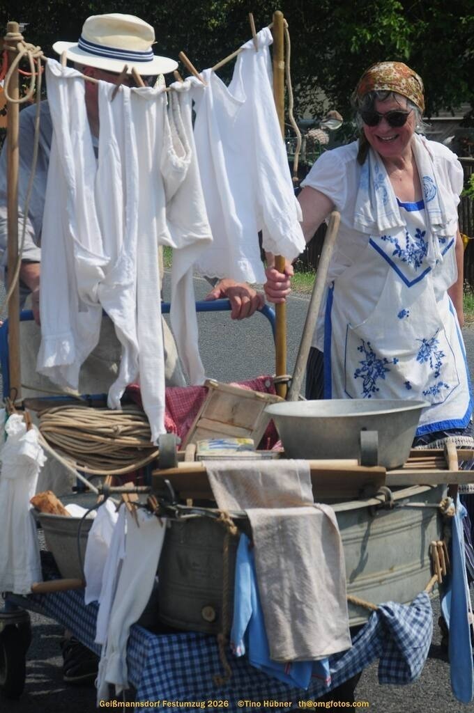 Geißmannsdorf-2026-Festumzug-113 | Festumzug in Geißmannsdorf bei Bischofswerda im Juni 2026. Fotografische Eindrücke und Momentaufnahmen vom Festumzug anläßlich des 800-jährigen Bestehens von Geißmannsdorf - mit Teilnehmern und Gästen, Strohpuppen und geschmückten Vorgärten und Grundstücken - Realisiert mit Pictrs.com