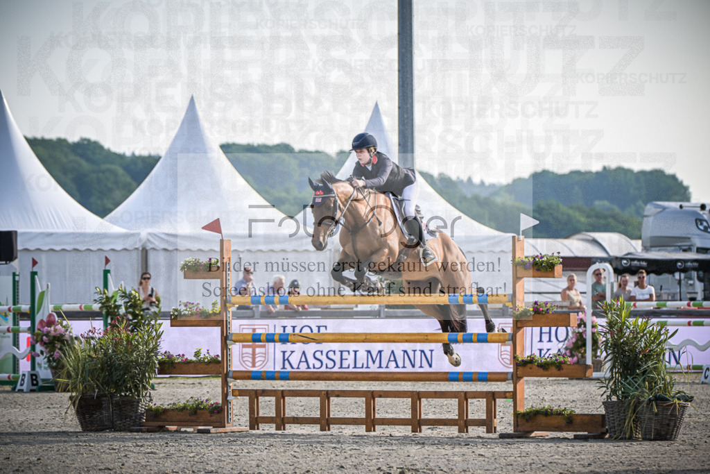 DOS_8226 | Entdecke hochwertige Reitturnierfotos von Foto Oger. Professionell, emotional und authentisch – jetzt Lieblingsmomente im Shop bestellen.Deutschlandweite Turnierfotografie. - Realisiert mit Pictrs.com