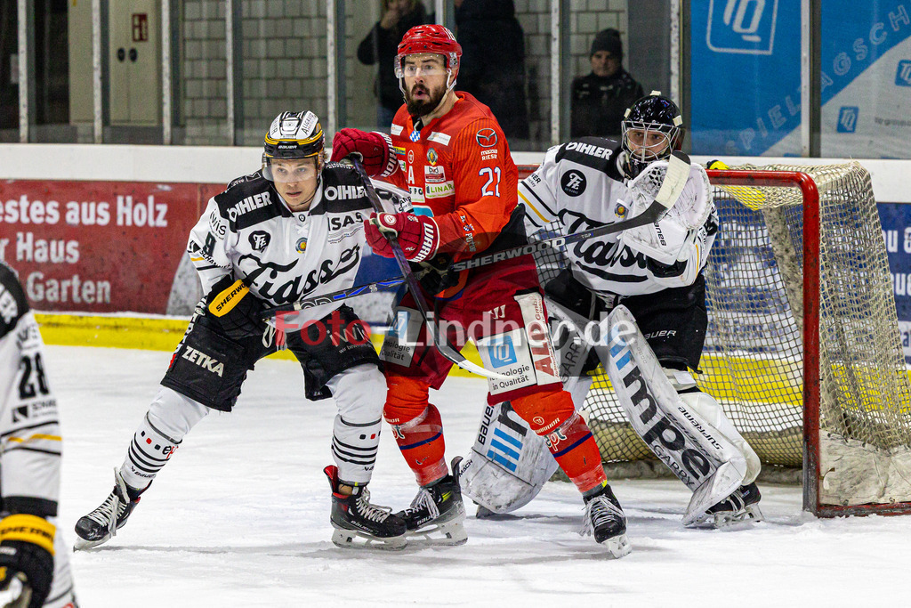 EC Peiting vs EV Füssen | Eishockey Oberliga Süd 2023/2024, EC Peiting vs EV Füssen, 20240112,
Duell zwischen Lukas GOHLKE (ECP 22) und Noah KELLER (EVF 9),
2024-01-12 in Peiting (Eisstadion)
22 Lukas GOHLKE (ECP 22), 32 Clemens WIEDEMANN (EVF Goali 32), 9 Noah KELLER (EVF 9)
Copyright: WolfgangxLindner foto-lindner.de
