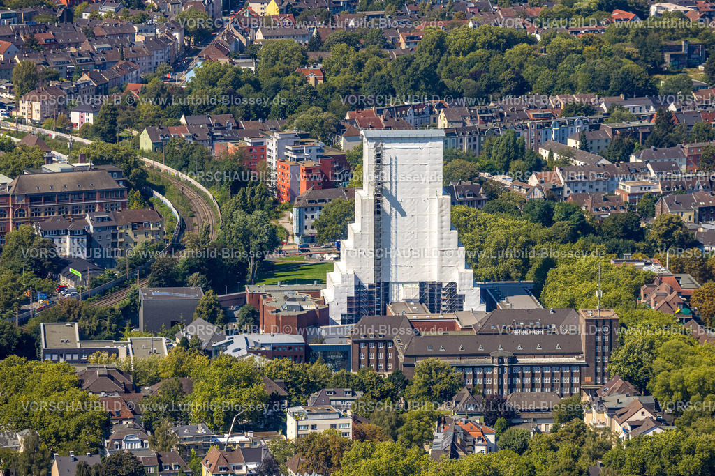 Bochum240816447 | Luftbild, Deutsches Bergbau-Museum Bochum, Baustelle und Renovierung des verhüllten Förderturms am Europaplatz, Wahrzeichen und Sehenswürdigkeit, Gebäude Polizeipräsidium Mitte, Schillerplatz, Grumme, Bochum, Ruhrgebiet, Nordrhein-Westfalen, Deutschland