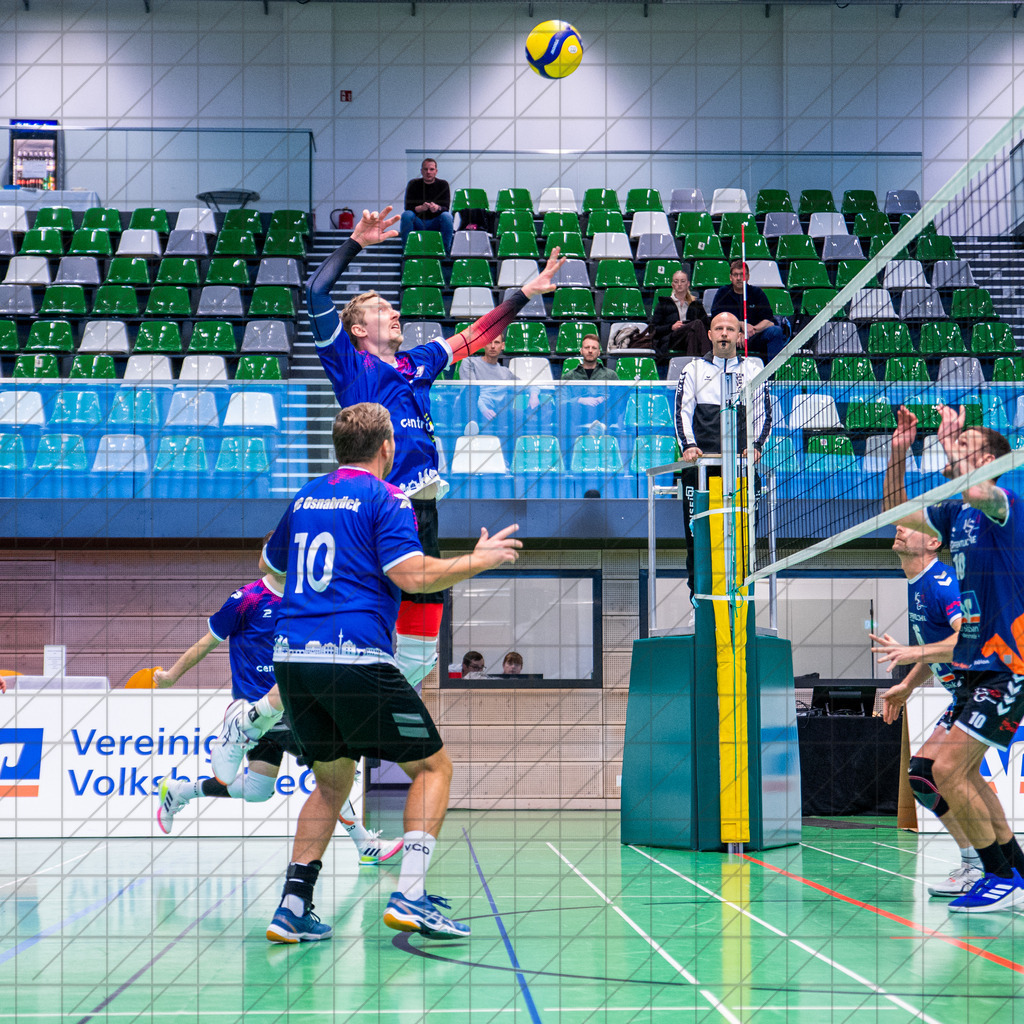 Oberliga 1 Männer 25/26 | VC Osnabrück I vs. VSG Ammerland II | 29.11.25: Oberliga 1 Männer 25/26 | VC Osnabrück I vs. VSG Ammerland II / Osnabrück / Deutschland  //   CREDIT:www.bullenfotos.de, Martin König, Hörner Weg 40, D-49078 Osnabrück, +4917663732967 // Nutzung und Weitergabe nur zu den vereinbarten Zwecken. Presseanfragen an Ersteller. Alle Rechte beim Ersteller. Honorierung nach MFM. - Realisiert mit Pictrs.com