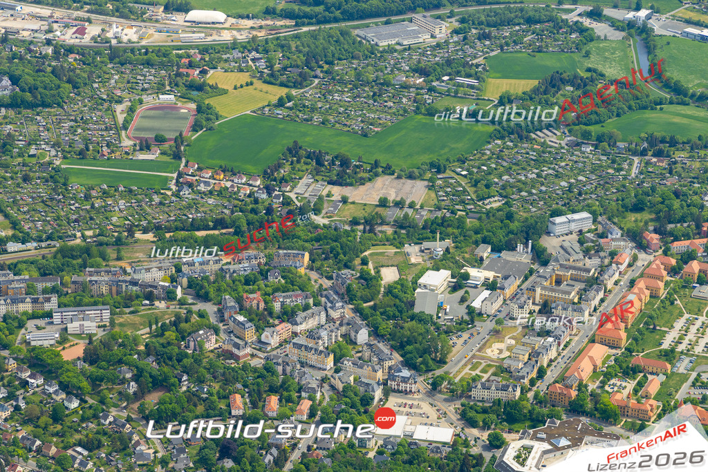 Die Luftaufnahme Stadtgebiet-West - Plauen wurde 2022 vom Flugzeug aus (keine Drohne) erstellt. Hohe Auflösung -für große Poster und Wandbilder geeignet - Garantiert!